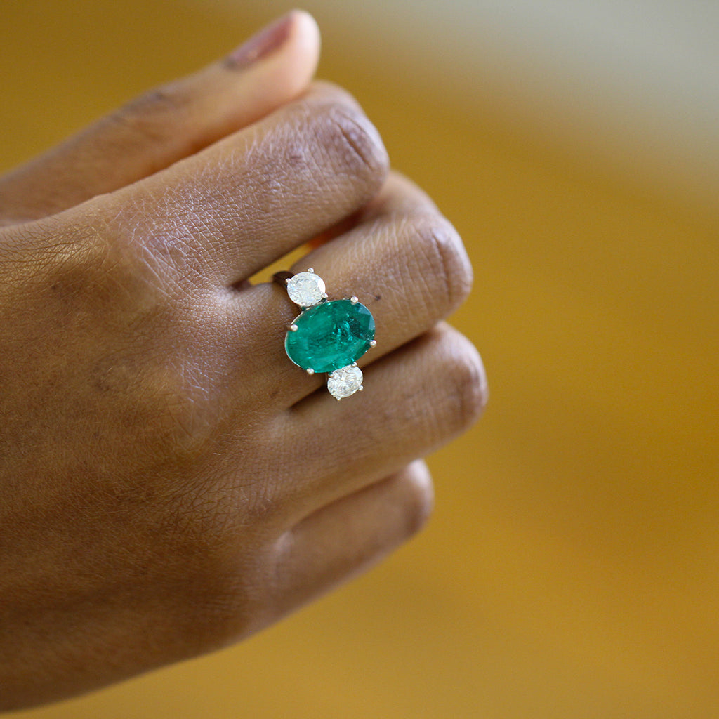 platinum green emerald trilogia diamond engagement ring