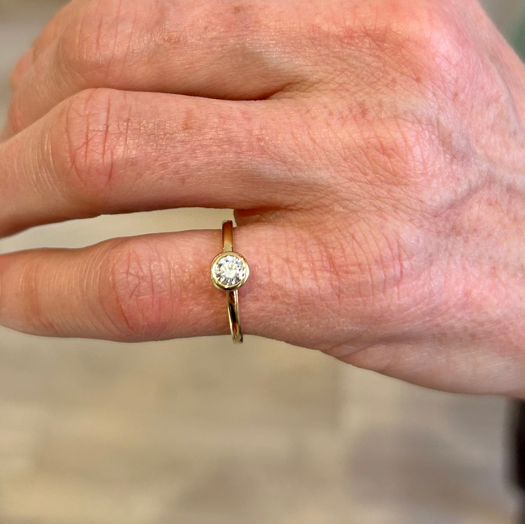 Photograph 7 of 18k Yellow Gold Mēdēəm Bezəl Round Brilliant Natural Diamond Engagement Ring. Available on DESIGNYARD.com and in our Contemporary Jewellery Shop Dublin, Ireland. Free Worldwide Shipping with DHL. Free Worldwide Shipping with DHL.
