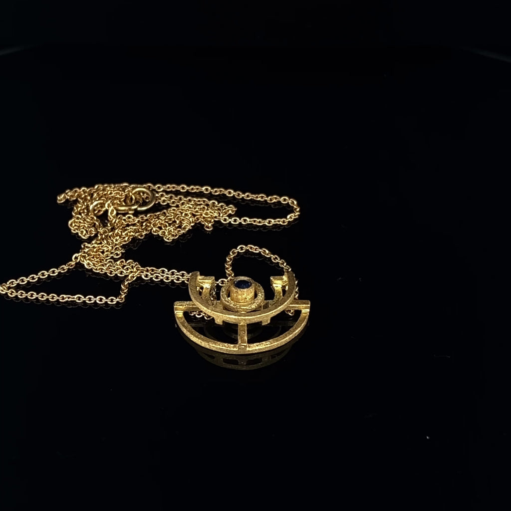 Video of Shimell And Madden's Contemporary 18k Yellow Gold Half Circle Medium Blue Sapphire Pendant. Available on DESIGNYARD.com and in our Jewellery Shop Dublin, Ireland. Free Worldwide Shipping with DHL.