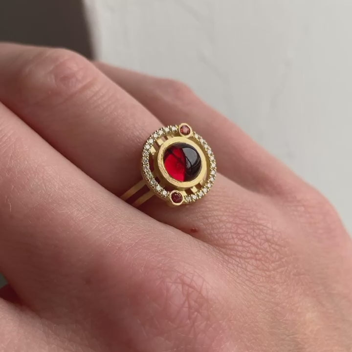 Video of Shimell and Madden's 18k Yellow Gold Hemi Nova Garnet Orange Sapphire Diamond Engagement Ring. Available on DESIGNYARD.com and in our Jewellery Shop Dublin, Ireland. Free Worldwide Shipping with DHL.