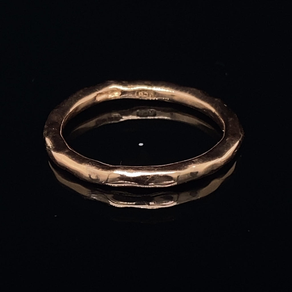 Video of Martina Hamilton's Contemporary 10k Rose Gold Island Links Wedding Ring. Available on DESIGNYARD.com and in our Jewellery Shop Dublin, Ireland. Free Worldwide Shipping with DHL.