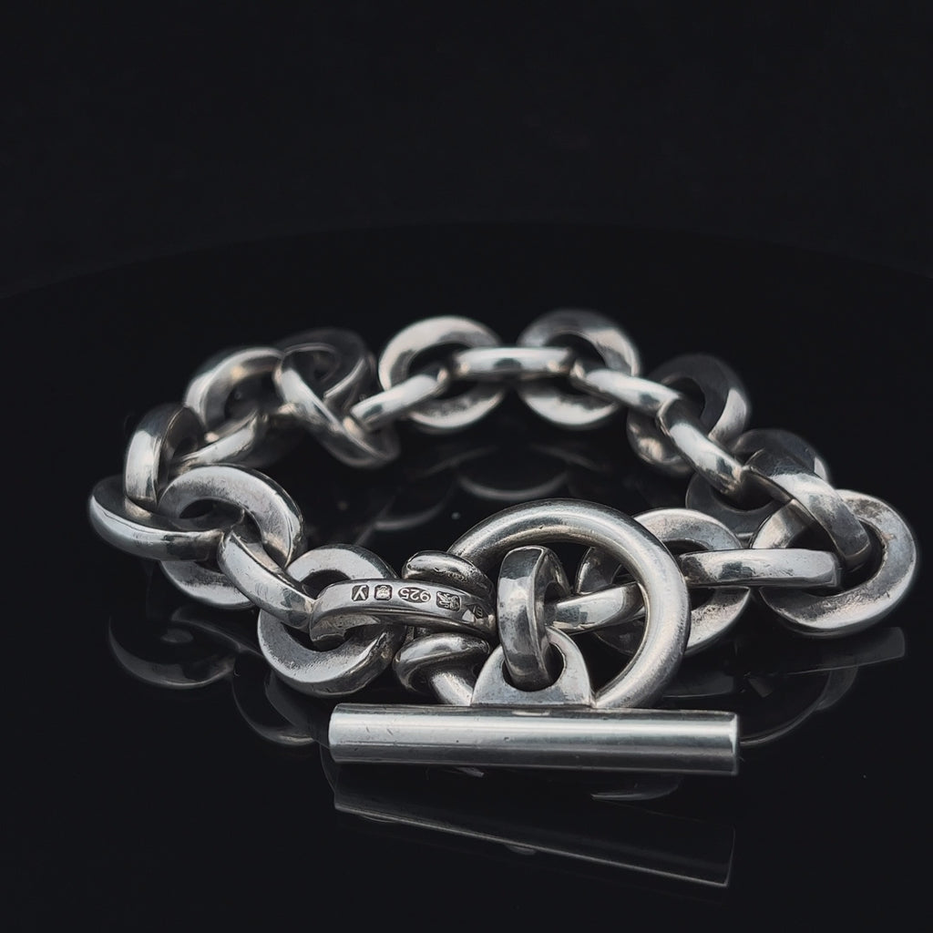 Video of Michael Evanet's Sterling Silver Oval Link Bracelet. Available on DESIGNYARD.com and in our Jewellery Shop Dublin, Ireland.