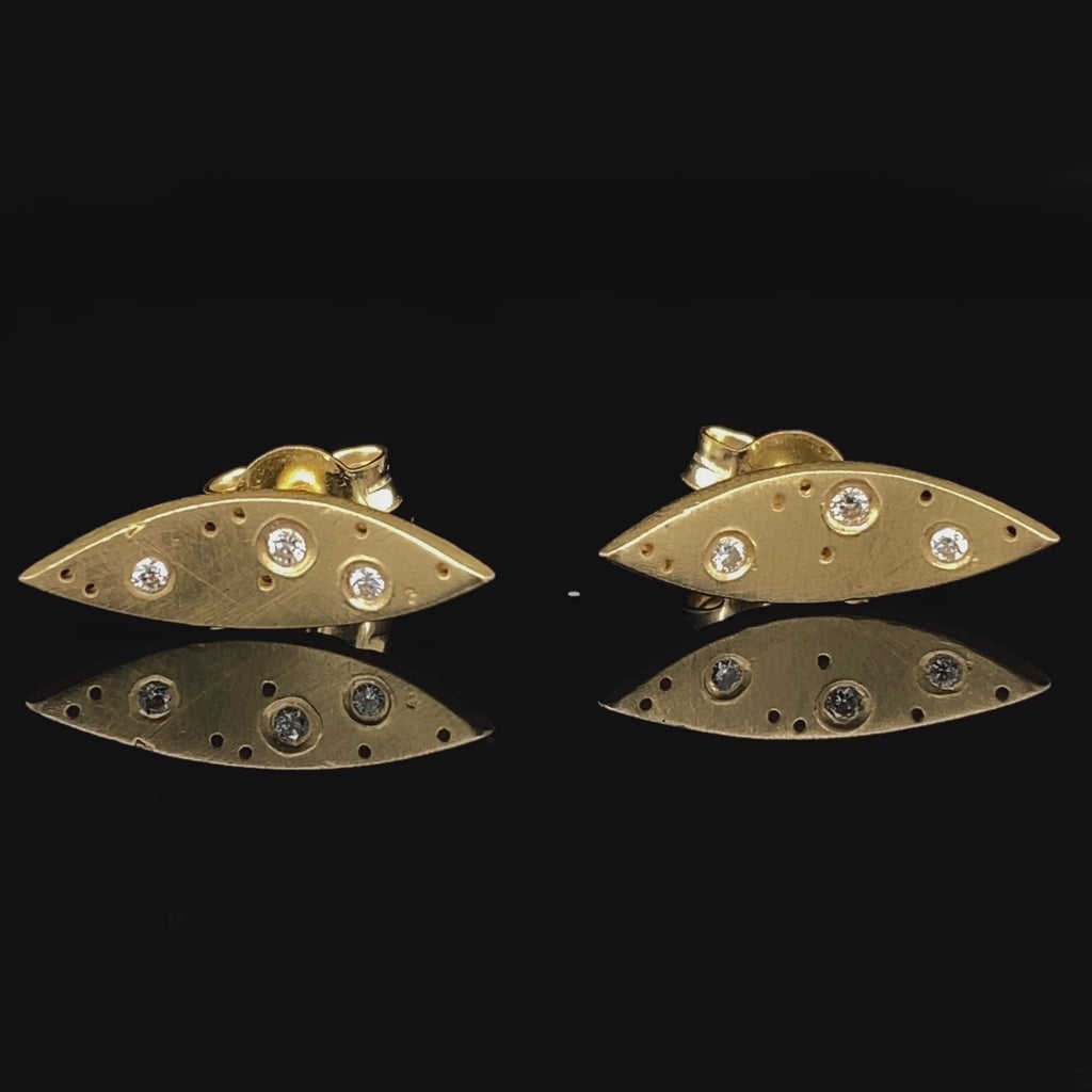 Video of Kate Smith's Contemporary 18k Yellow Gold Spotty Leaf Diamond Statement Earrings. Available on DESIGNYARD.com and in our Jewellery Shop Dublin, Ireland. Free Worldwide Shipping with DHL.