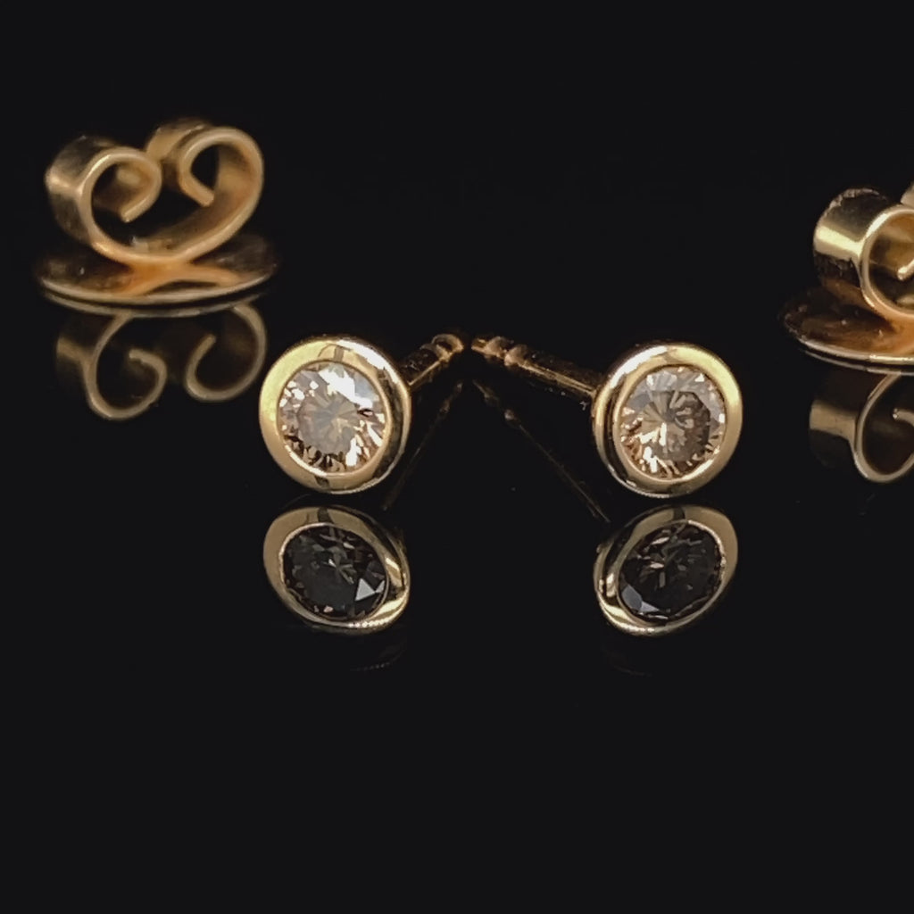 Video of Meister's Contemporary 18k Rose Gold Cognac Diamond Bezel Stud Earrings. Available on DESIGNYARD.com and in our Jewellery Shop Dublin, Ireland. Free Worldwide Shipping with DHL.