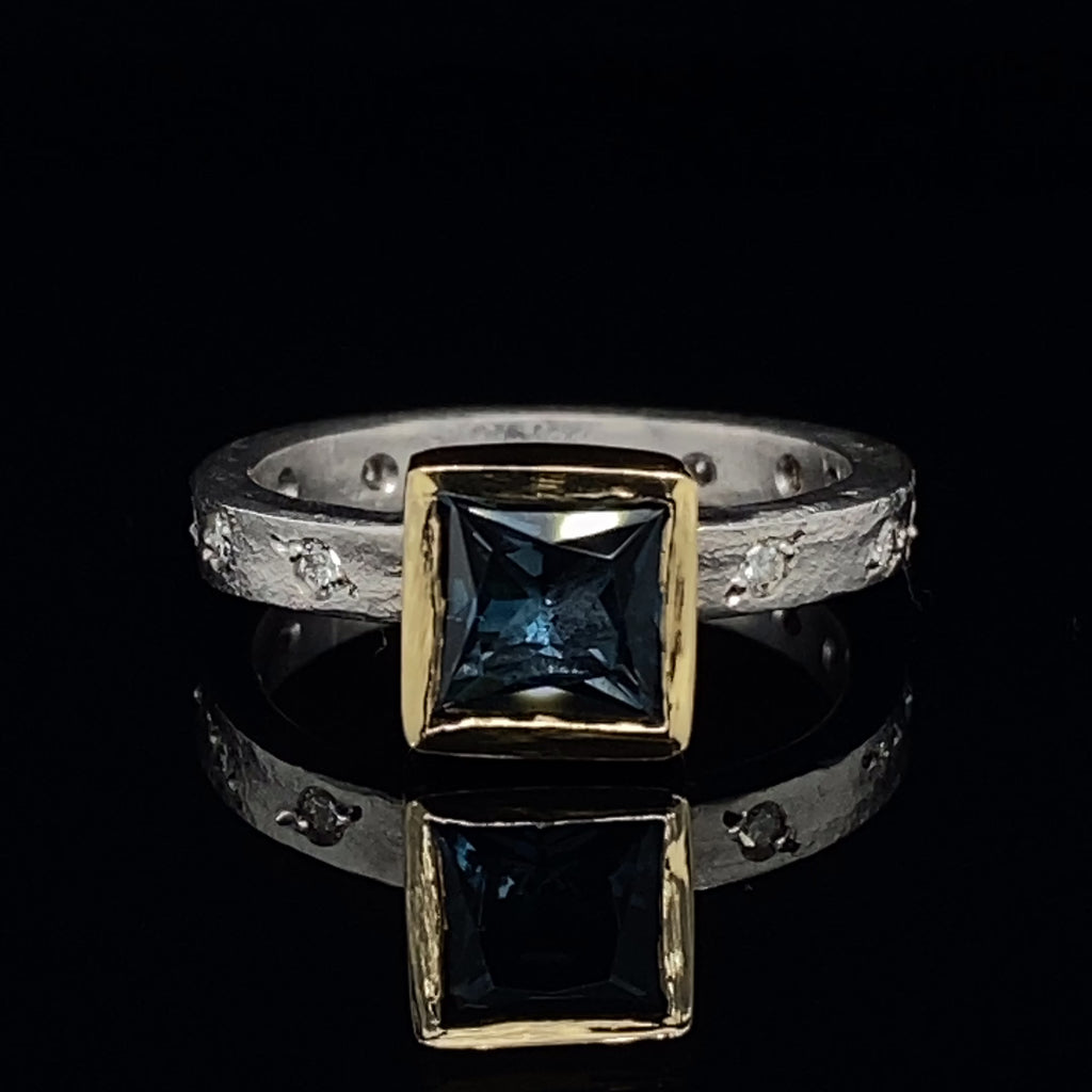 Video of Shimara Carlow's Contemporary 18k White Yellow Gold Blue Topaz Diamond Statement Ring. Available on DESIGNYARD.com and in our Jewellery Shop Dublin, Ireland. Free Worldwide Shipping with DHL.