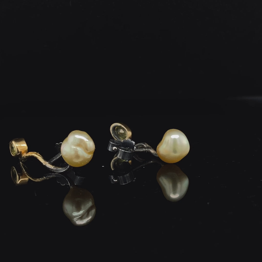 Video of Bergsøe's Contemporary Silver and Yellow Gold Yellow Sapphire Keshi Pearl Seafire Earrings. Available on DESIGNYARD.com and in our Jewellery Shop Dublin, Ireland. Free Worldwide Shipping with DHL.
