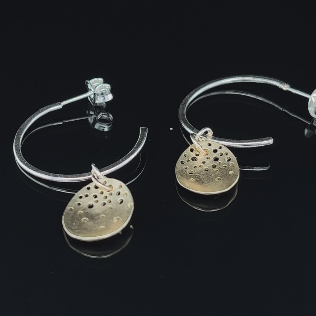 Video of Kate Smith's Contemporary 9k Yellow Gold Oval Silver Hoop Earrings. Available on DESIGNYARD.com and in our Jewellery Shop Dublin, Ireland. Free Worldwide Shipping with DHL.