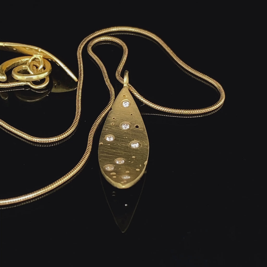 Video of Kate Smith's Contemporary 18k Yellow Gold Scattered Diamond Curved Statement Necklace. Available on DESIGNYARD.com and in our Jewellery Shop Dublin, Ireland. Free Worldwide Shipping with DHL.