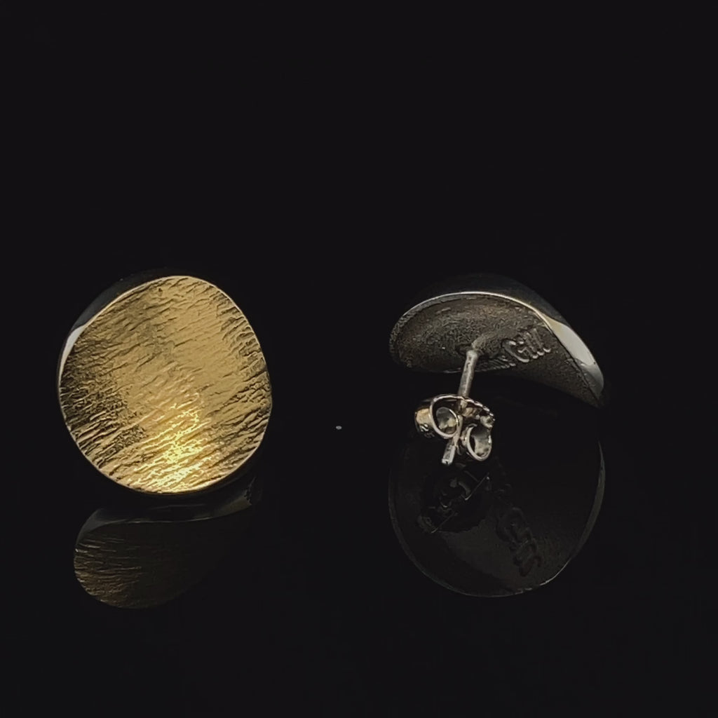 Video of Seamus Gill's Contemporary 22k Yellow Gold Silver Flowing Curves Round Stud Earrings. Available on DESIGNYARD.com and in our Jewellery Shop Dublin, Ireland. Free Worldwide Shipping with DHL.