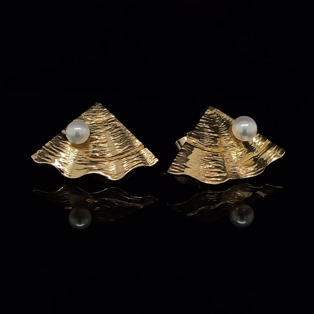 Video of Martina Hamilton's 9k Yellow Gold Shore Pearl Earrings. Available on DESIGNYARD.com and in our Jewellery Shop Dublin, Ireland. Free Worldwide Shipping with DHL.