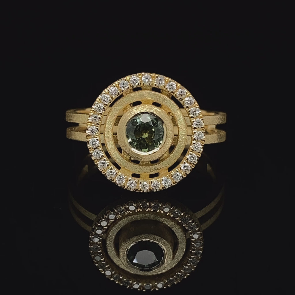 Video of Shimell And Madden's Contemporary 18k Yellow Gold Green Sapphire Solar Engagement Ring. Available on DESIGNYARD.com and in our Jewellery Shop Dublin, Ireland. Free Worldwide Shipping with DHL.
