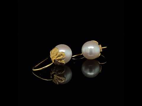 Video of Brigitte Adolph's Elegant 18k Yellow Gold Freshwater Pearl Frau Luna Unique Handmade Statement Earrings. Available on DESIGNYARD.com #1 for Contemporary Jewellery Dublin, Ireland. Free Worldwide Shipping with DHL.