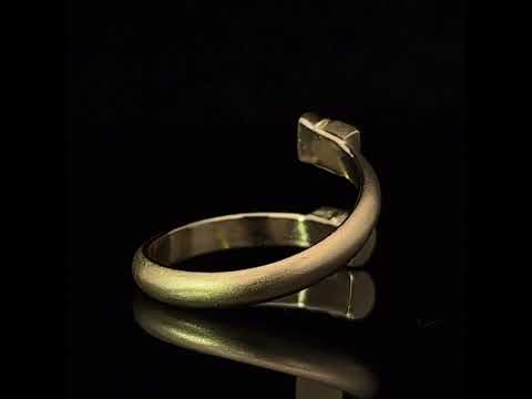 Video of Síne Vasquez's Contemporary 14k Yellow Gold Diamond Pillar Ring. Available on DESIGNYARD.com and in our Jewellery Shop Dublin, Ireland. Free Worldwide Shipping with DHL.