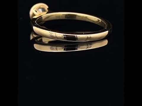 Video of Ronan Campbell's 18k Yellow Gold Mēdēəm Bezəl Round Diamond Engagement Ring. Available on DESIGNYARD.com and in our Jewellery Shop Dublin, Ireland. Free Worldwide Shipping with DHL. 