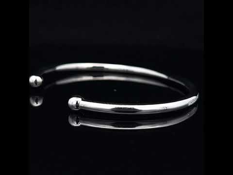 Video of Henrich & Denzel's Platinum Mikado Soft Diamond Torc Bangle. Available on DESIGNYARD.com and in our Contemporary Jewellery Shop Dublin, Ireland. Free Worldwide Shipping with DHL.