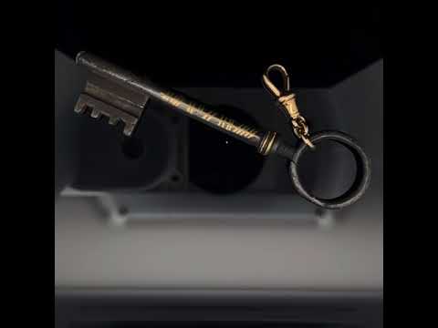 Video of Sam Lafford's 18k Yellow Gold Oxi Rodger Ogham Key Pendant. Available on DESIGNYARD.com and in our Contemporary Jewellery Shop Dublin, Ireland. Free Worldwide Shipping with DHL.