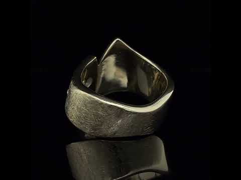 irish jewellery Cassie McCann handmade Yellow Gold Sapphire & Diamond Blue Beauty Ring DESIGNYARD no 1 for contemporary jewellery Dublin Ireland.