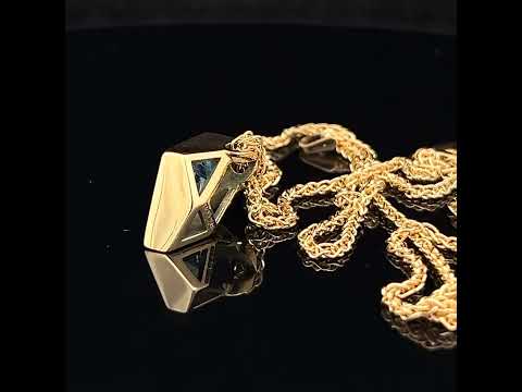 Video of 18k Fair Trade Yellow Gold Tenues Bezəl Free Form Aquamarine Pendant. Available on DESIGNYARD.com and in our Jewellery Shop Dublin, Ireland. #1 for Contemporary Jewellery.