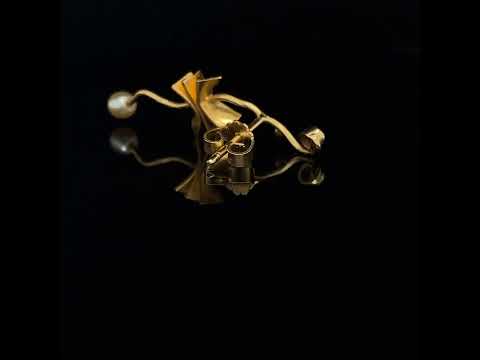 Video of Josephine Bergsøe's 18k & 22k Yellow Gold Keshi Pearl Diamond Breeze Single Earring. Available on DESIGNYARD.com and in our Contemporary Jewellery Shop Dublin, Ireland. Free Worldwide Shipping with DHL.