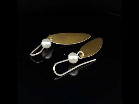 Video of Manu's Contemporary Silver 22k Yellow Gold Bi Metal Pearl Drop Earrings. Available on DESIGNYARD.com and in our Jewellery Shop Dublin, Ireland. Free Worldwide Shipping with DHL.