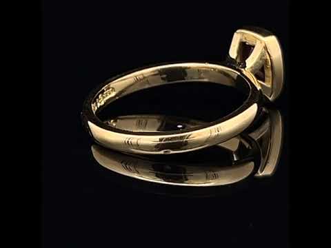 Video of 18k Yellow Gold Mēdēəm Bezəl Garnet Engagement Ring. Available on DESIGNYARD.com and in our Jewellery Shop Dublin, Ireland. Worldwide Shipping with DHL.