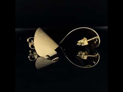 Video of Cardillac's Contemporary 14k Yellow Gold Leaf Statement Earrings. Available on DESIGNYARD.com and in our Jewellery Shop Dublin, Ireland. Free Worldwide Shipping with DHL.