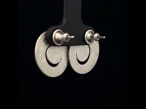 Video of Louise O'Neill's Contemporary Sterling Silver Oval in Oval Medium Earrings. Available on DESIGNYARD.com and in our Jewellery Shop Dublin, Ireland. Free Worldwide Shipping with DHL.