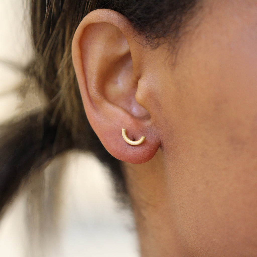 shimell madden 18k yellow gold semicircle stud earrings designyard contemporary jewellery gallery dublin ireland