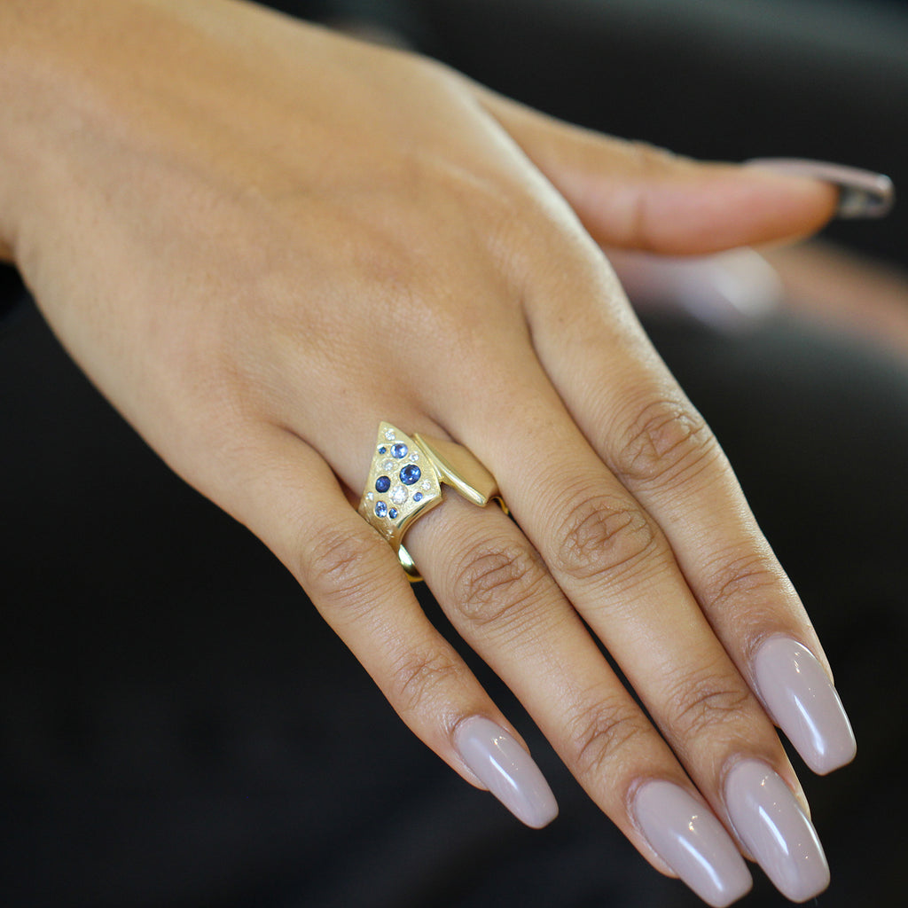 irish jewellery Cassie McCann handmade Yellow Gold Sapphire & Diamond Blue Beauty Ring DESIGNYARD no 1 for contemporary jewellery Dublin Ireland.