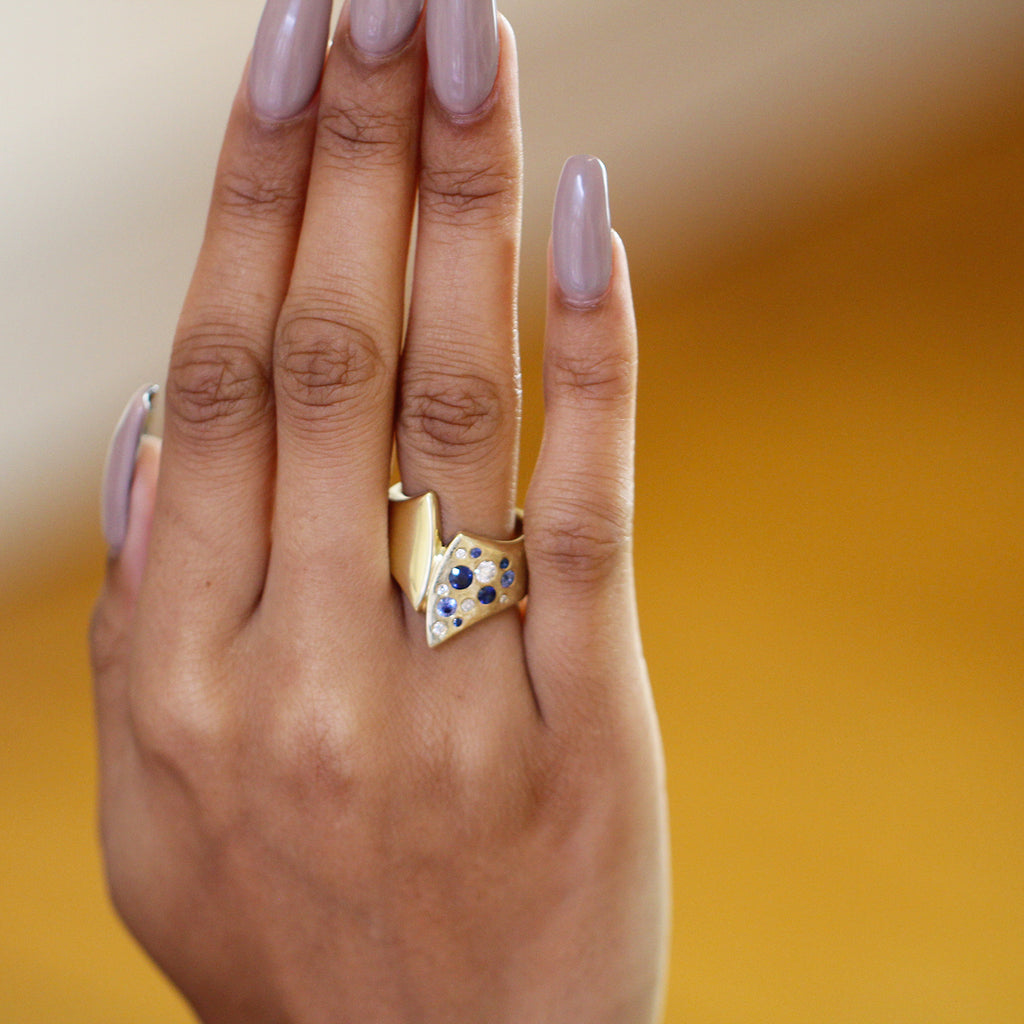 irish jewellery Cassie McCann handmade Yellow Gold Sapphire & Diamond Blue Beauty Ring DESIGNYARD no 1 for contemporary jewellery Dublin Ireland.