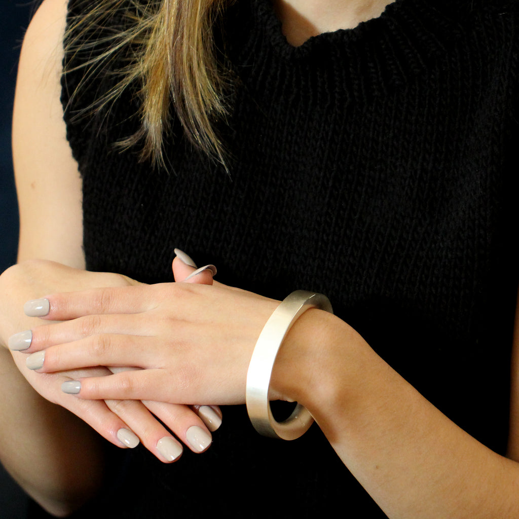 Photograph 2 of Erik Urbschat's Contemporary Sterling Silver Unrund Bangle. Available on DESIGNYARD.com and in our Jewelry Store Dublin, Ireland.