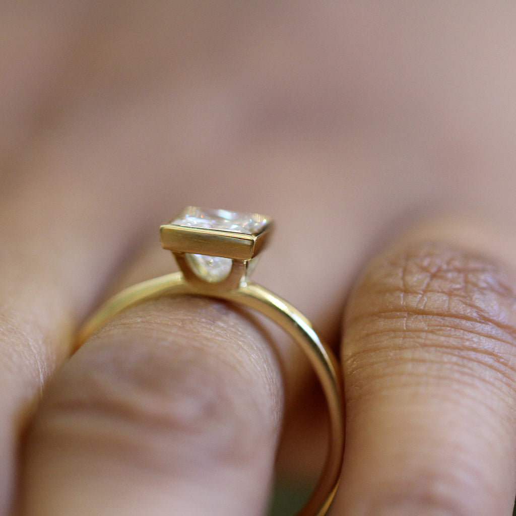 Ronan Campbell - 18k Yellow Gold Mēdēəm Bezəl Princess Diamond Ring GIA 1.02ct D VS1 - DESIGNYARD, Dublin Ireland.