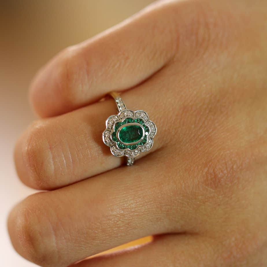 Oval Emerald Band 18K