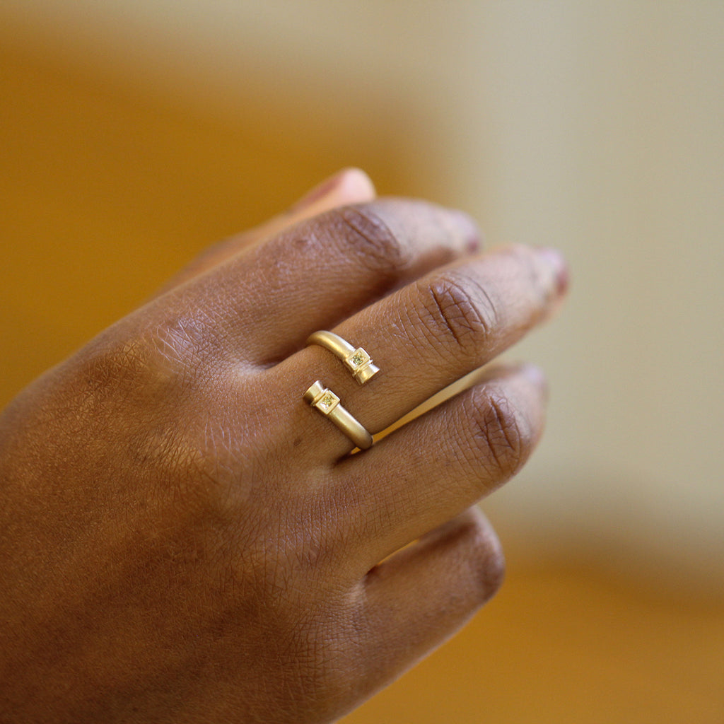 Síne Vasquez - 14k Yellow Gold Diamond Pillar Ring - DESIGNYARD, Dublin Ireland.